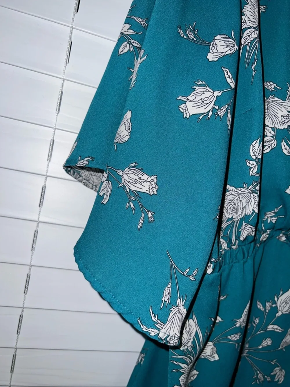 Torrid Teal Floral Surplice Flutter Sleeve Blouse - Size 2 - Picture 4 of 6